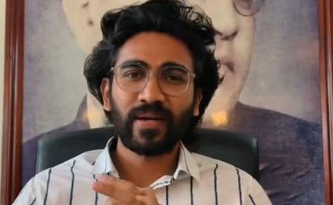 प्रेम ने इंस्टाग्राम पर एक भावुक वीडियो शेयर किया, जिसमें वे कंपनी की इमारत के बाहर खड़े होकर अपनी आईडी कार्ड लौटाते हुए कहते हैं, "मैं यहां काम कर रहा था, लेकिन अब पुणे के कॉलेज की वजह से मुझे नौकरी गंवानी पड़ी।