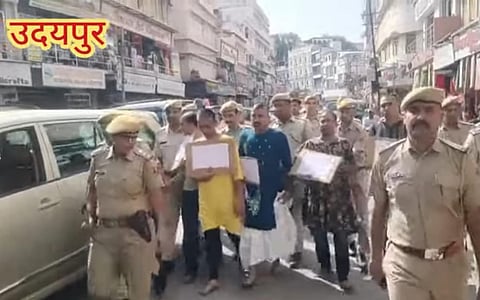 आरोपियों को महिलाओं के कपड़े पहनाए गए और गले में तख्तियां लटकाकर घटनास्थल से पैदल जुलूस निकाला गया। तख्तियों पर  "मैं समाज पर बोझ हूं, " मैं अपराधी हूँ " आदि अलग अलग स्लोगन लिखे थे।