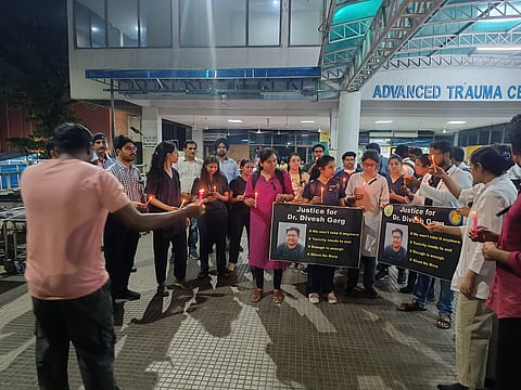 डॉ दिवेश की आत्महत्या के बाद मेडिकल छात्रों का विरोध प्रदर्शन