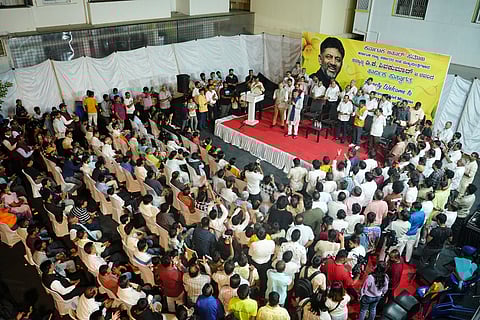 बेंगलुर में बसे बिहारी समुदाय के लोगों से मुलाकात करते हुए डिप्टी सीएम डीके शिवकुमार