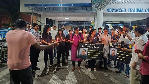 डॉ दिवेश की आत्महत्या के बाद मेडिकल छात्रों का विरोध प्रदर्शन