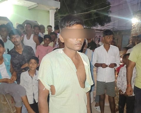  20 अक्टूबर को सोनू,अलोक और छोटू नामक तीन आरोपी पीड़ित को अपने घर से जबरदस्ती अगुवा करके ले गये और मारपीट कर उसे अपना मूत्र पिलाया। 