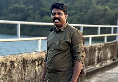 विपिन ने डीन के कथित जातिवादी बयान का हवाला देते हुए बताया कि उन्होंने कहा "पुलयन या परयन 
(केरल में शेड्यूल जातियां) कितना भी झुक जाए, संस्कृत ब्राह्मणों की तरह उनके आगे कभी नहीं झुकेगी।"