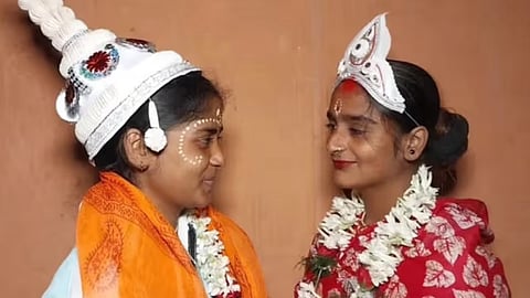 दोस्ती प्यार में बदली और दोनों ने समाज की बंदिशों को तोड़कर अपनी जिंदगी अपनी शर्तों पर जीने का फैसला किया।