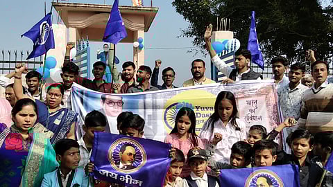 संविधान दिवस: राष्ट्रपति-PM को पत्र लिखेंगे युवा, 'युवा दस्तक' के 3 साल पूरे | Jalaun News