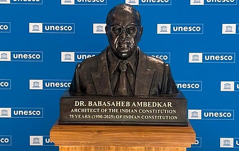 पेरिस स्थित यूनेस्को मुख्यालय में लगी बाबा साहब की कांस्य प्रतिमा