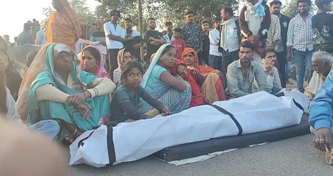 नर्मदापुरम में दलित युवक की संदिग्ध मौत के बाद हाइवे पर शव रखकर किया प्रदर्शन