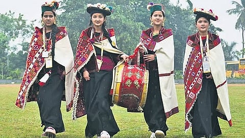 अलग-अलग राज्यों के एकलव्य स्कूल के स्टूडेंट्स ने गुंटूर जिले के वड्डेश्वरम में केएल यूनिवर्सिटी में 6वें नेशनल EMRS कल्चरल, लिटरेसी फेस्ट और कला उत्सव - उद्भव 2025 में हिस्सा लिया। | प्रशांत मदुगुला