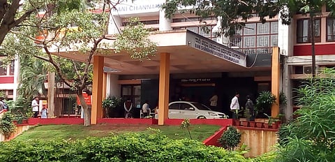 पीड़िता ने अपने गाइड पर सेक्शुअल हैरासमेंट का आरोप लगाया था, लेकिन शिकायत के बाद वाइस चांसलर और रजिस्ट्रार द्वारा महीनों की मानसिक और जातिगत प्रताड़ना ने उन्हें तोड़ दिया। 