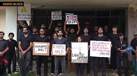 छात्रों की मांगें स्पष्ट हैं:"जब तक सभी न्यूनतम शैक्षणिक शर्तें पूरी नहीं हो जातीं, हम सेमेस्टर 2 शुरू नहीं करेंगे। 