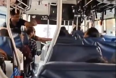 KSRTC की तिरुवनंतपुरम से कल्पेट्टा की ओर जा रही एक बस में यात्रियों ने दिलीप की फिल्म 'ई परक्कुम तलिका' की स्क्रीनिंग का विरोध किया। 