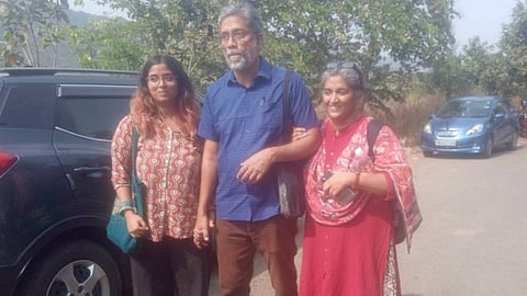 भीमा कोरेगांव मामले में 5 साल जेल में बिताने के बाद 4 दिसंबर को जमानत पर रिहा हुए दिल्ली यूनिवर्सिटी के पूर्व प्रोफेसर हनी बाबू अपने परिवार के साथ 