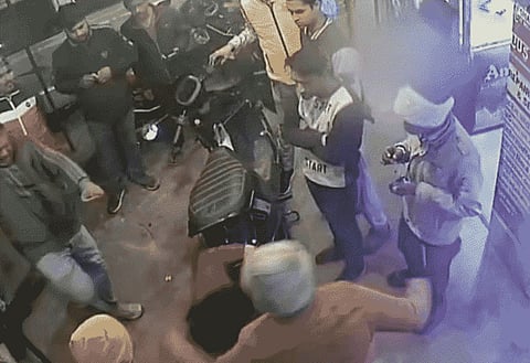 सामने आए सीसीटीवी वीडियो में साफ देखा जा सकता है कि युवक को पहले धक्का देकर जमीन पर गिराया गया, इसके बाद हमलावर उसके चेहरे पर जूते और लातों से लगातार वार करते हैं। 