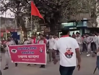 500 से अधिक सशस्त्र प्रतिभागियों वाली इस रैली ने शहर के ईसाई बहुल इलाकों, कैथोलिक चर्च और आवासीय कॉलोनियों के बीच से गुजरते हुए चर्च, पादरियों और ईसाई धर्म के खिलाफ कथित तौर पर भड़काऊ नारे लगाए।