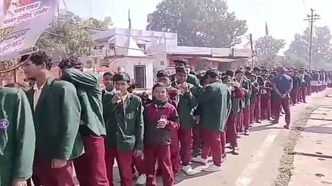 जबलपुर के एकलव्य स्कूल में छात्रों का विरोध