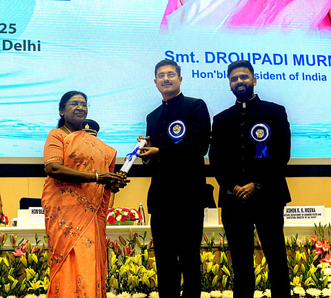 खंडवा कलेक्टर, सीईओ पर AI तस्वीरों से अवॉर्ड लेने का आरोप