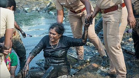 ग्रेटर चेन्नई कॉर्पोरेशन (जीसीसी) के तहत अनुबंध पर कार्यरत ये सफाई कर्मचारी जिनमे ज्यादातर दलित महिलाएं हैं, अगस्त 2025 से ही निजीकरण के खिलाफ सड़कों पर हैं।