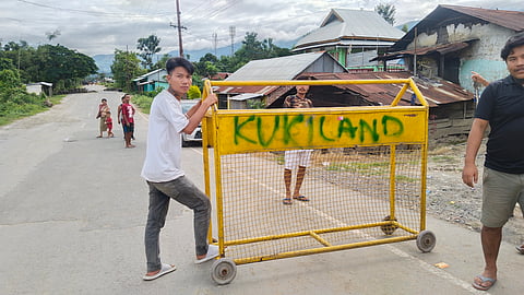 विष्णुपुर पुलिस स्टेशन के अंतर्गत आने वाले एक बैरिकेटिंग पर लिखा गया कुकीलैंड 