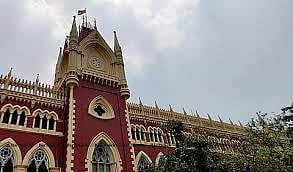 जस्टिस चैताली चटर्जी (दास) की एकल पीठ ने मौमिता भट्टाचार्य बनाम पश्चिम बंगाल राज्य मामले में क्रिमिनल रिविजनल एप्लीकेशन पर सुनवाई करते हुए एम्हर्स्ट स्ट्रीट पुलिस स्टेशन केस और उसमें दाखिल चार्जशीट सहित पूरी कार्यवाही को रद्द कर दिया।