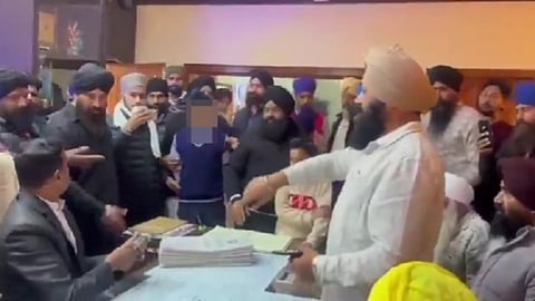 बच्चों के स्कूल जाने में अनिच्छा और परिवारवालों से बात करने पर यह मामला सामने आया। जब कई बच्चों ने एक ही तरह की शिकायत की तो अभिभावकों में आक्रोश फैल गया।