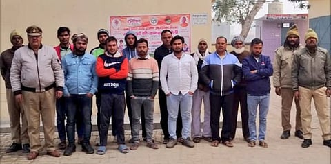 16 जनवरी 2026 को मोहम्मदगंज गांव में रेशमा खान के खाली पड़े निजी मकान में कुछ लोग नमाज अदा कर रहे थे।कुछ ग्रामीणों द्वारा आपत्ति जताने और अधिकारियों को सूचना देने के बाद पुलिस मौके पर पहुंची और एहतियात के तौर पर मौके पर मौजूद 12 लोगों को हिरासत में लिया गया। (फाइल फोटो)