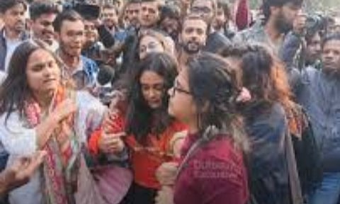 13 फरवरी को नार्थ कैंपस में यूजीसी नियमों के समर्थन में प्रदर्शन के दौरान दो छात्र संगठनों के बीच झड़प हुई, जिसमें मारपीट के आरोप-प्रत्यारोप लगे और क्रॉस एफआईआर दर्ज हुईं।