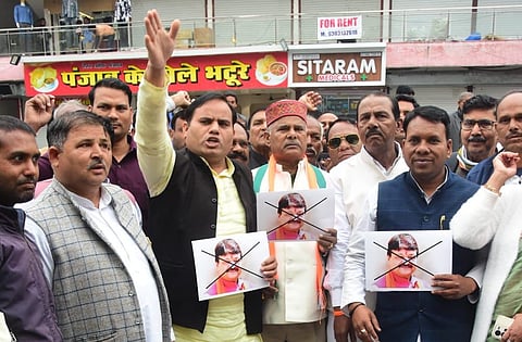 शिकायत दर्ज कराने TT नगर थाने पहुँचें एससी कांग्रेस अध्यक्ष प्रदीप अहिरवार एवं अन्य कार्यकर्ता