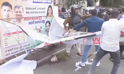 MP में भाजयुमो का कांग्रेस कार्यालयों पर घेराव, भोपाल-इंदौर में हिंसक झड़प, कई घायल