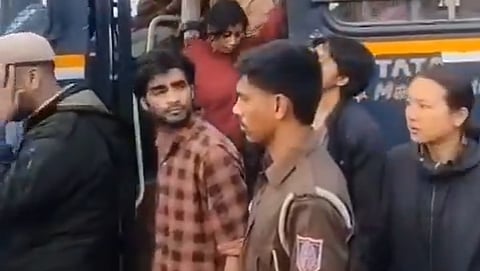 जेएनयू में 'लॉन्ग मार्च' के दौरान भारी बवाल। पुलिस ने JNUSU अध्यक्ष सहित 14 छात्रों को किया गिरफ्तार। बदसलूकी और कपड़े फाड़ने का आरोप।