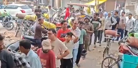 देश के प्रमुख शहरों में होटल-रेस्तरां संकट में फंस गए हैं, मेन्यू कट हो रहे हैं, ऑपरेशन बंद हो रहे हैं, कर्मचारी घर लौट रहे हैं और आम जनता पर असर पड़ रहा है। 