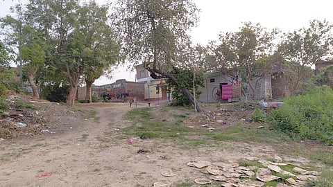 क्या वोट बैंक के लिए बेटियों का बचपन बेचा जा रहा है? जानिए कैसे फर्जी आधार कार्ड और प्रशासनिक 'मौन' बिहार की विस्थापित बस्तियों में बाल विवाह को 'कानूनी' बना रहे हैं।