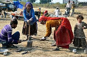 डिनोटिफाइड, घुमंतू और अर्ध-घुमंतू जनजातियां वे समुदाय हैं जिन्हें ब्रिटिश काल के 1871 के क्रिमिनल ट्राइब्स एक्ट के तहत 'वंशानुगत अपराधी' घोषित कर दिया गया था। हालांकि यह कानून 1952 में समाप्त हो गया, लेकिन इन समुदायों पर लगा कलंक और संरचनात्मक भेदभाव आज भी कायम है।