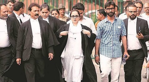 कठुआ मामले में स्थानीय बार एसोसिएशन ने पीड़ित परिवार की मदद करने से इनकार कर दिया और आरोपियों के खिलाफ चार्जशीट दाखिल करने का विरोध किया, तब दीपिका ने आगे आकर पीड़िता के पिता की ओर से पैरवी करने की पेशकश की। उन्होंने न सिर्फ पीड़ित परिवार का कानूनी पक्ष रखा, बल्कि हाईकोर्ट और सुप्रीम कोर्ट तक यह लड़ाई लड़ी। यहीं से दीपिका की मुश्किलें शुरू हुईं।