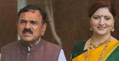 ज्योतिषी अशोक खरात के महिलाओं के साथ अश्लील हरकतों के कई वीडियो सामने आने के बाद रूपाली चाकणकर को अपने पद से हटने पर मजबूर होना पड़ा।