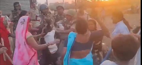 खुरई में शराब की दुकान खुलने पर भारी बवाल हुआ.