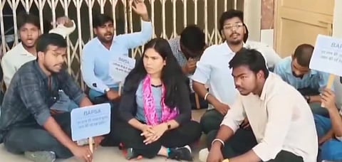 एलएलबी तृतीय वर्ष की छात्रा नेहा कामले  ने छात्रावास के व्हाट्सएप ग्रुप में डॉ. भीमराव अंबेडकर की फोटो डिस्प्ले पिक्चर (डीपी) के रूप में लगाई थी जिसके बाद उसके साथ मारपीट हुई। 