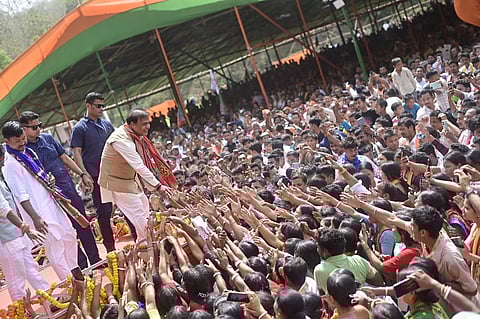 चुनाव प्रचार के दौरान जन समूह से मिलते मुख्यमंत्री हिमंत बिस्वा सरमा