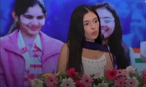 स्लीवलेस कुर्ती पहनने के कारण DU की छात्रा को केंद्रीय मंत्री डॉ. मनसुख मांडविया को सम्मानित करने के लिए मंच पर जाने से रोक दिया गया।