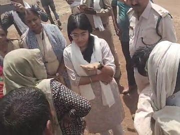 MP के खंडवा में वन भूमि पर कब्जा हटाने गई टीम से टकराव! आदिवासियों का आरोप- चार पीढ़ियों से खेती, 4 घंटे में उजाड़ दी बस्ती