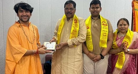 परिवार के साथ बागेश्वर धाम पहुंचे पूर्व CJI बी आर गवई ने धीरेंद्र शास्त्री से मुलाकात कर उनके सामाजिक कार्यों की सराहना की।