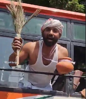 "हम दलित-पिछड़े हैं, अब हम फिर से मटका और झाड़ू लेकर चलेंगे. इस सरकार में यही हमारा भविष्य है, यही हमारा भूत काल था", विवश और निराश होकर प्रदर्शनकारी मीडिया के सामने फूट पड़े। 