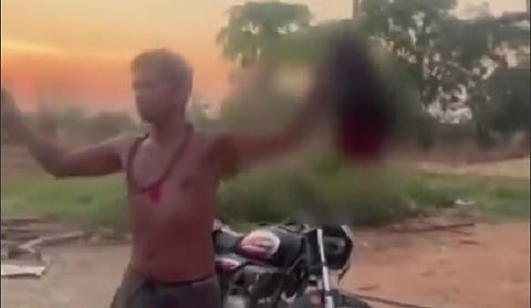 आरोपी पत्नी का कटा हुआ सिर लेकर पूरे बुंदेली गाँव में खुलेआम घूमने लगा। उसने उस सिर को बोरे में भी रखा और फिर बोरे के पास ही बैठ गया। 