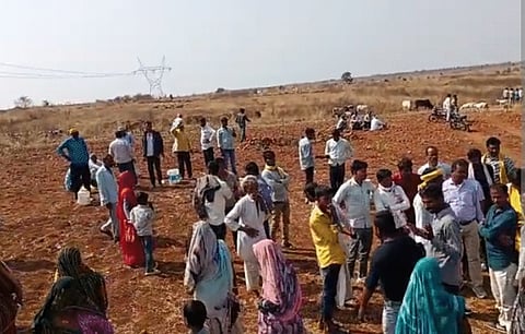 MP के इंदौर में आदिवासी किसानों की जमीन पर इंडस्ट्रीज का कब्जा! 