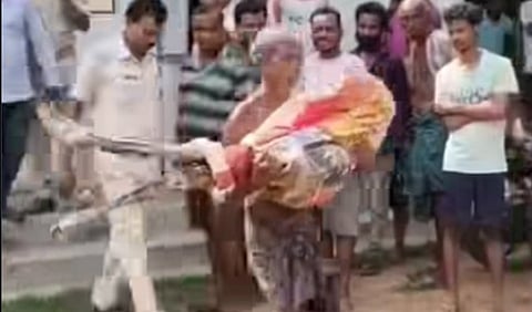 बैंक अधिकारी ने जीतू से कहा कि पैसे निकालने के लिए वह मौत का सबूत और दूसरे ज़रूरी कागज़ात लेकर आए लेकिन जीतू यह बात समझ नहीं पाया, क्योंकि वह अनपढ़ था। उसने अपनी बहन की कब्र खोदकर कंकाल निकाला, उसे कपड़े में लपेटकर कंधे पर रखा और बैंक ले आया। 