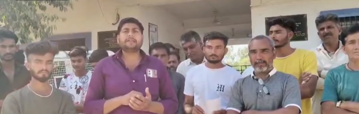 दलित समुदाय के सदस्यों का आरोप है कि उनके लिए अलग से भोजन और पानी की व्यवस्था की गई थी तथा मंदिर में जाने मना कर दिया गया था।