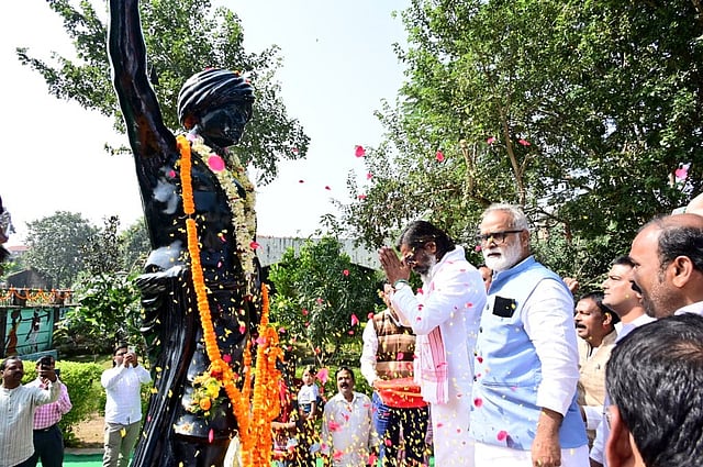 Jharkhand CM Hemant Soren paying tributes to Birsa Munda on his birth anniversary and Jharkhand Foundation Day.