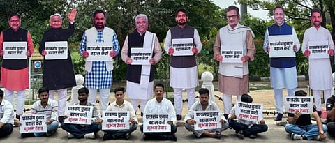 Students staged a protest with cutouts of prominent political leaders, including former Chief Minister Ashok Gehlot, Rashtriya Loktantrik Party leader Hanuman Beniwal, BJP leader Rajendra Rathore and others who began their political careers as student leaders in colleges. 