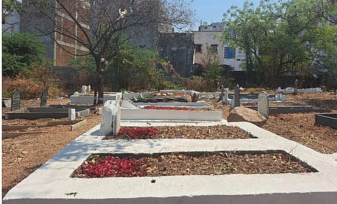 The builders gradually encroached into the graveyard land, with many unattended graves now
missing. A Graveyard, near Dargah Hazrat Khaja Ali Peeran in Amlapur, Karwan Sahu.
