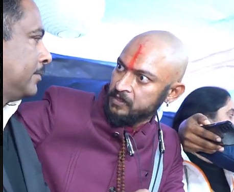 In one clip, Arya is seen aggressively confronting a church priest during a public event, mocking the virgin birth of Jesus Christ by questioning how Mother Mary conceived "without sex."