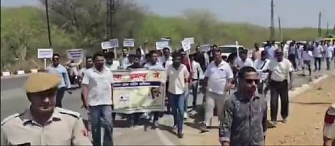 Hundreds of reporters from across the state gathered and took to the streets, raising loud slogans and demanding the immediate suspension of Jaisalmer Collector Pratap Singh Nathawat.